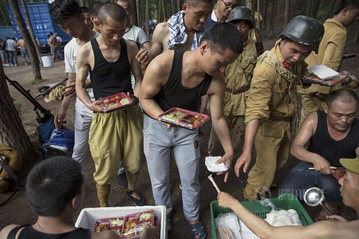 王宝强蹲守北影厂一夜走红变明星，横店影视城