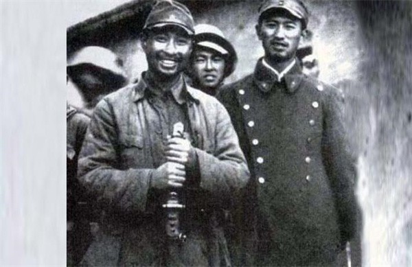 开国中将周希汉，求婚17岁女兵被拒，陈赓出招，当天就张罗了婚礼