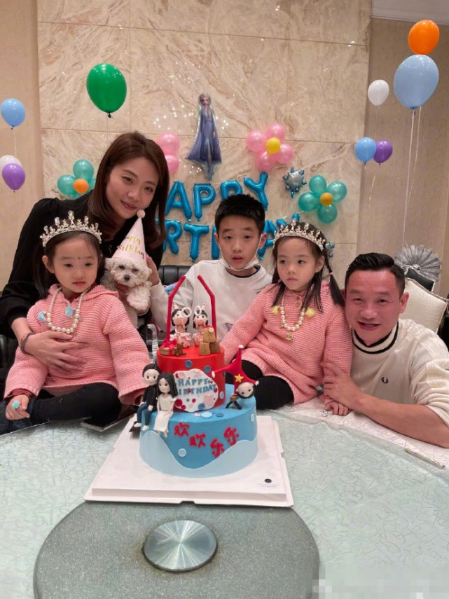 楊威老婆曬照為雙胞胎女兒慶生，一家五口共用一張臉，蛋糕超有愛