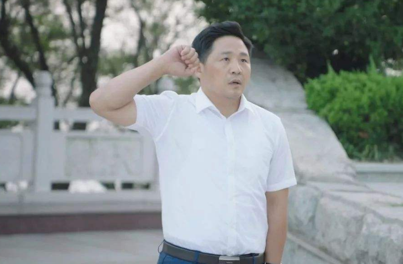 和黄渤比帅吓哭小孩？演员来喜人脉逆天，新剧