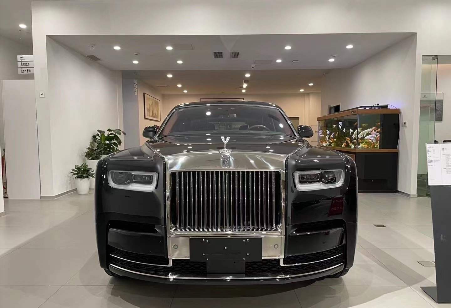 Rolls-Royce Phantom real shot!6.75-liter engine + four seats + double ...