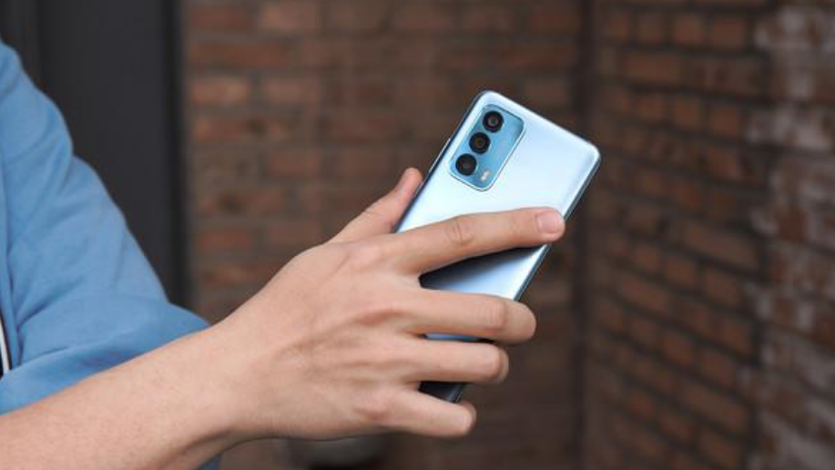 库克也始料不及，iPhone用户被抢走，最大对手却不是华为？