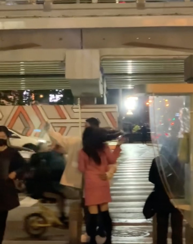 杜江陪霍思燕逛街，寒冷北京街頭相擁自拍，結婚七年如熱戀般甜蜜