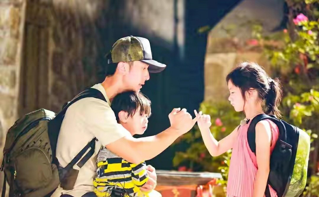 吳尊喜歡給子女講​​睡前故事，max和neinei長大了還和爸爸一起睡