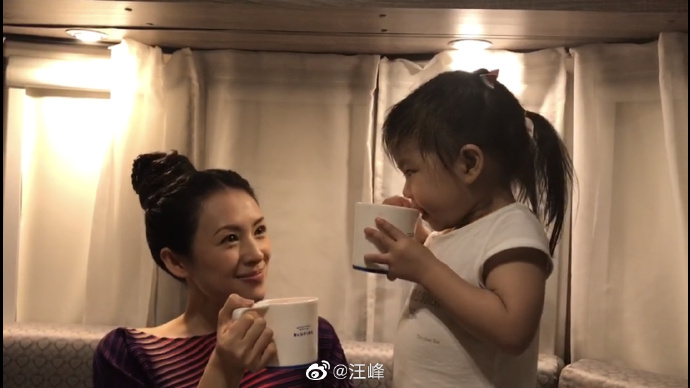 汪峰曬全家陪章子怡拍戲，在角落為醒醒搭遊戲房，母女扮醫生病人