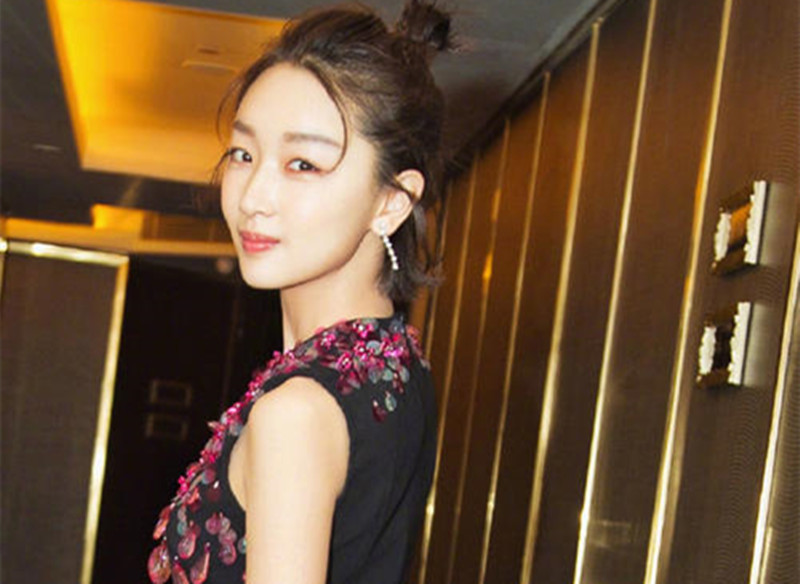 31-year-old Zhou Dongyu was accidentally encountered in Singapore. She is  as tall as 170cm and glowing without makeup! - iNEWS