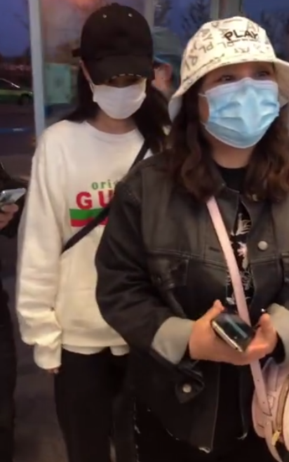 张小斐现身墓地给李焕英扫墓，眼睛微红似哭过，获贾玲亲姐接送