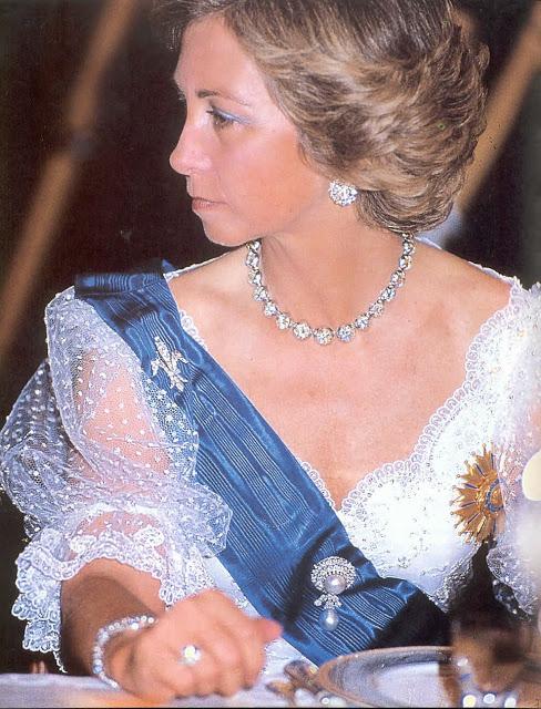 谁说胸针只是开在心口的花，在王室女性手里，它甚至可以开在头上