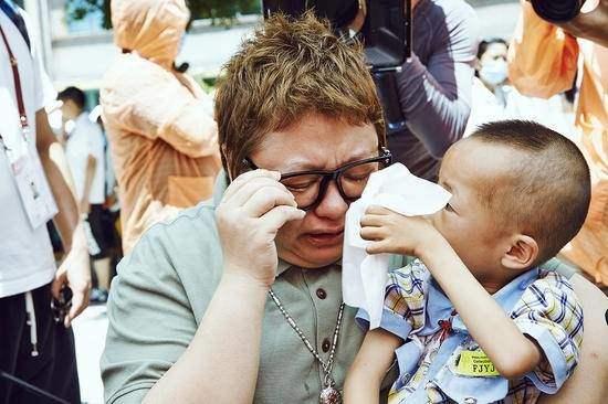 又是韩红！为河南募款3000万，与王一博连夜去郑州，抗疫暴瘦40斤