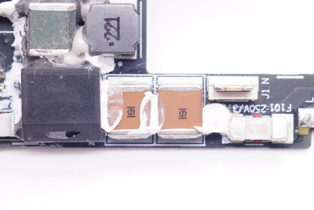 华为66W超薄氮化镓快充拆解，揭晓如何实现同类产品2倍功率密度