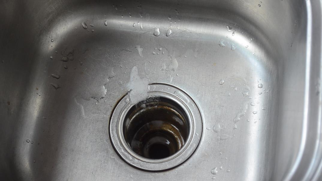 廚房下水道堵了，教你一招，輕鬆疏通不花冤枉錢，鄰居見了紛紛學