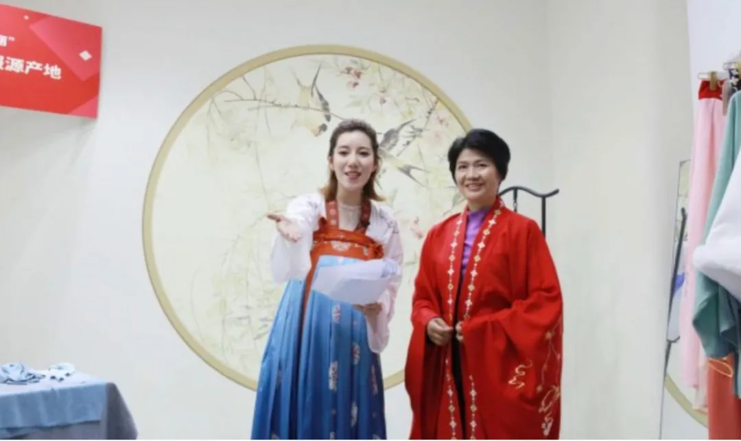 一夜爆卖4500万!李佳琦“变装”,投资人追捧,又一百亿新市场