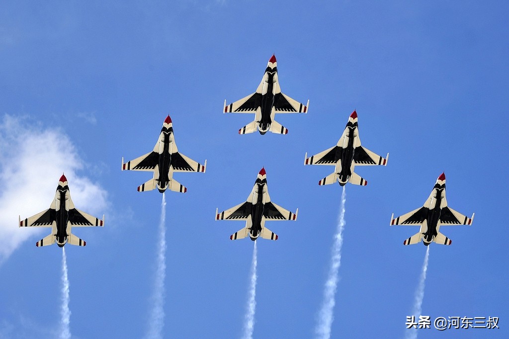 美国空军雷鸟飞行表演队，飞机间距7-9米、高度差0.7米