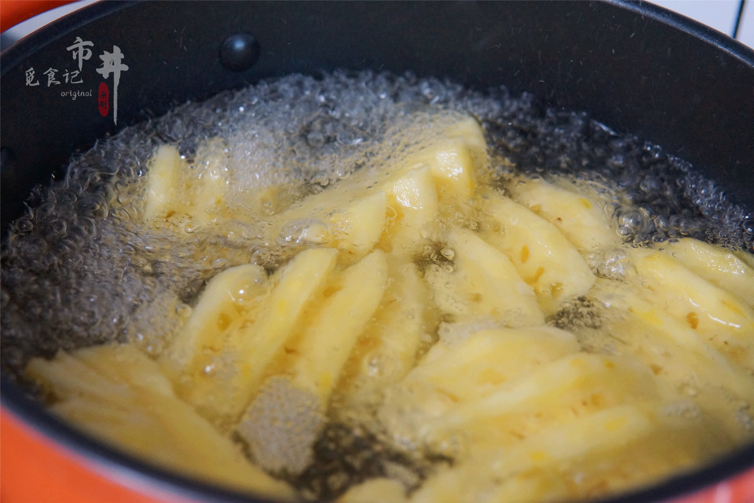 菠萝直接吃还是用盐水泡？都不对，学会这吃法，香甜更健康