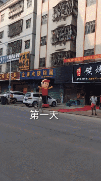 爆笑GIF动态图：妹子在野外挑战，胆子是真肥呀！