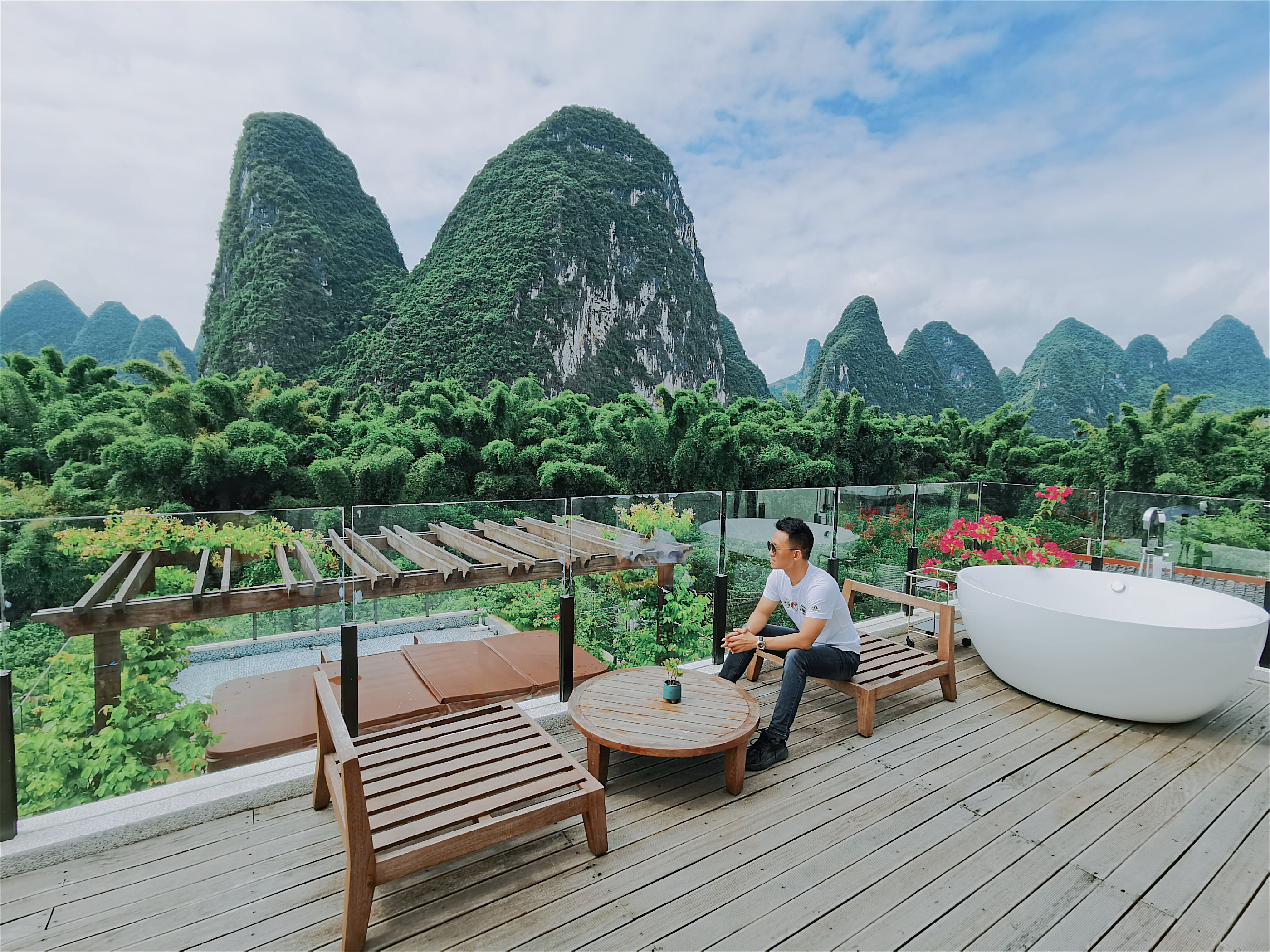Sitting on the most beautiful poetry and wine garden in China, some people sigh: Sleeping in the RMB is so sweet