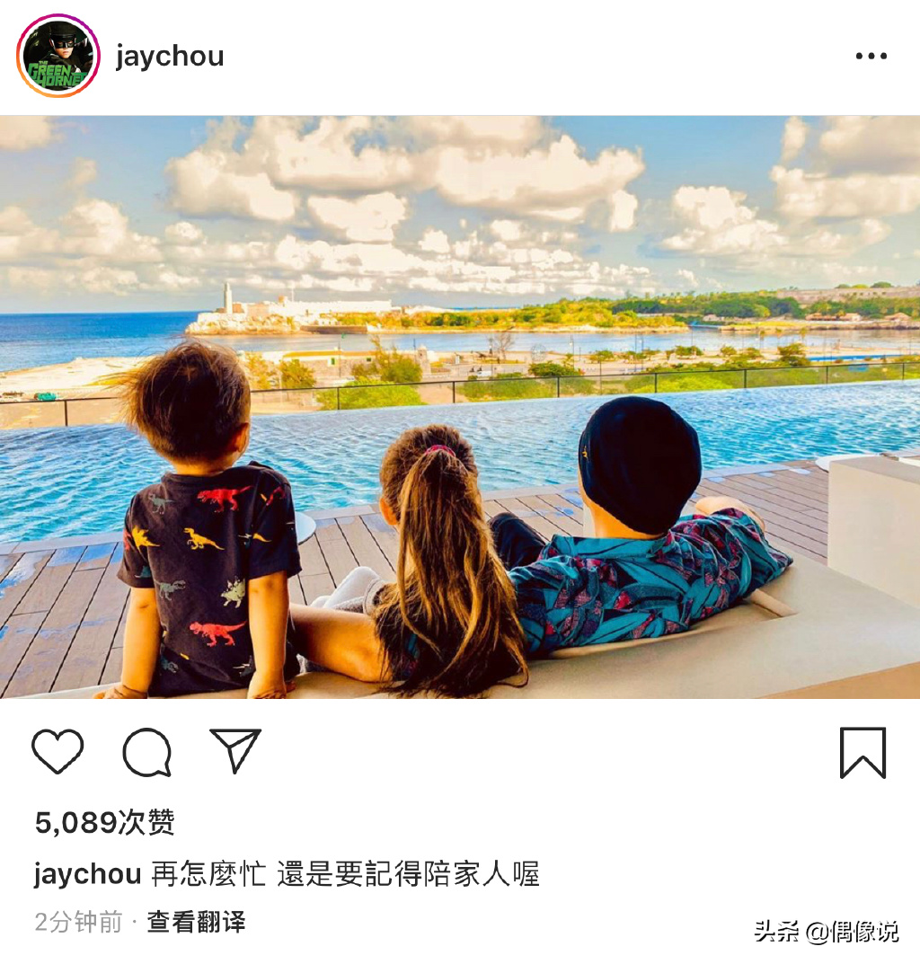 周杰伦拍4岁儿子正面照，ROMEO模仿爸爸手势拍照，嘴角伤口好显眼
