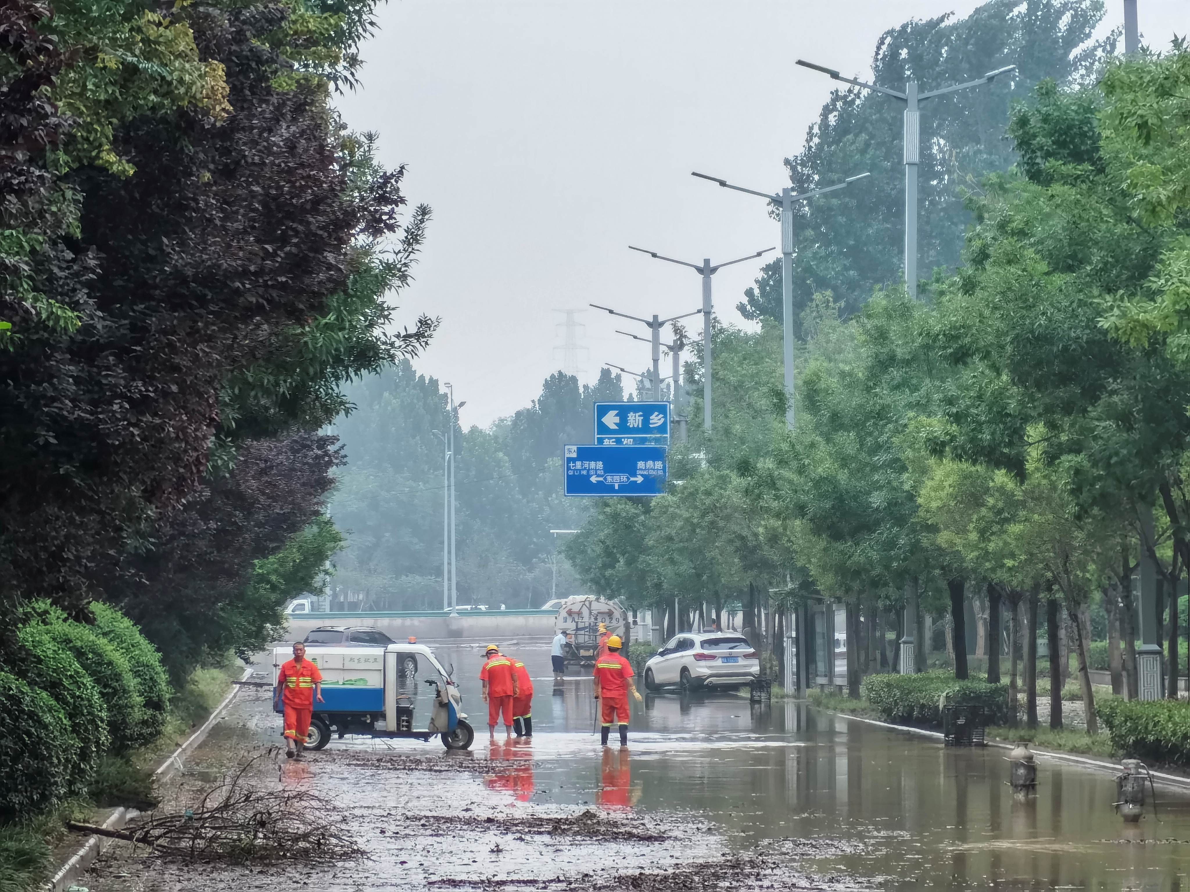 披星戴月护郑州，他们来自北京，已在郑州通宵抢险14小时