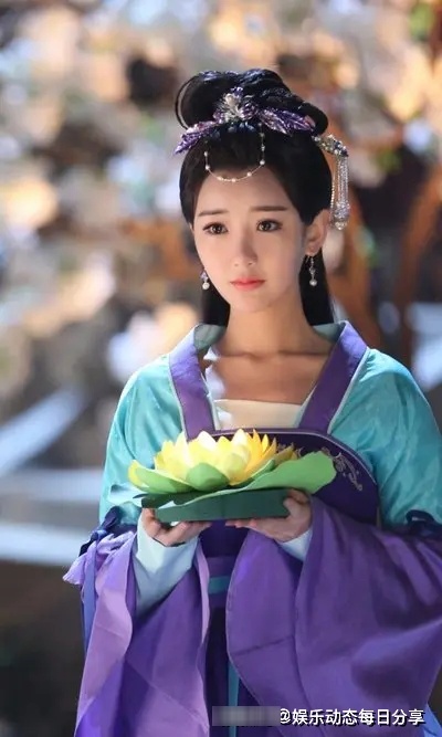 太惨了！刚出生就被丢垃圾桶，成名后遭父亲索