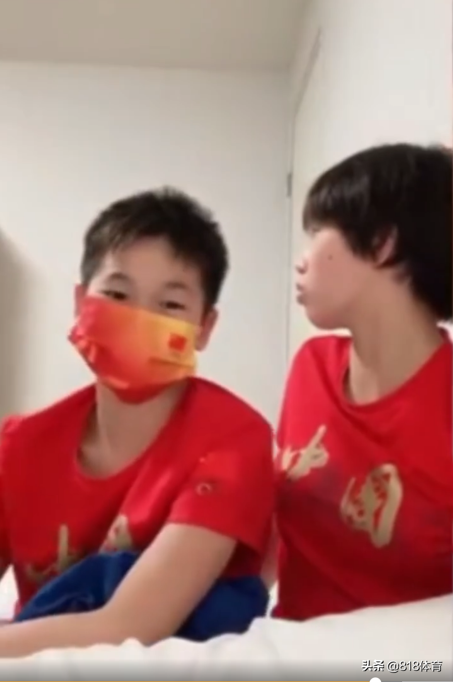 大姐大!全红婵陈芋汐直播到一半,张家齐突然冲进房间:快戴上口罩