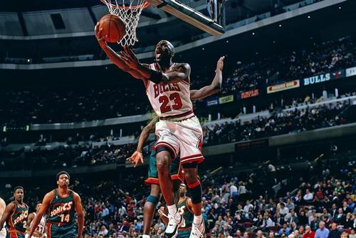 NBA球衣進化史，從短衣短褲到褲子長度到膝，喬丹的一個舉動引領了潮流！-黑特籃球-NBA新聞影音圖片分享社區