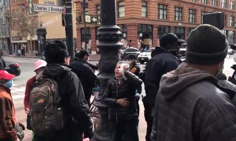 林书豪震怒！詹姆斯“爆粗口”！6名亚裔女性被21岁的美国白人男子枪杀！拜登强烈谴责，警察竟同情嫌疑犯