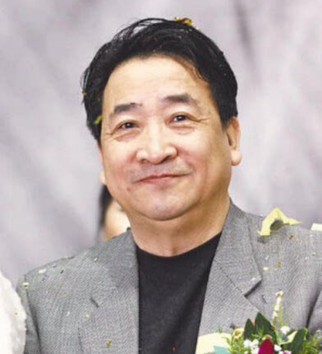 70岁相声大师姜昆近况曝光，头发稀疏，和妻子同