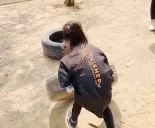 昆凌參加親子運動，女兒搬輪胎不嬌氣，弟弟高冷比耶成Q版周杰倫