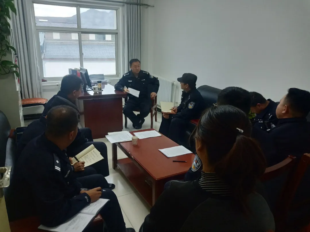 临潭县相关领导督查国庆期间值班值守工作