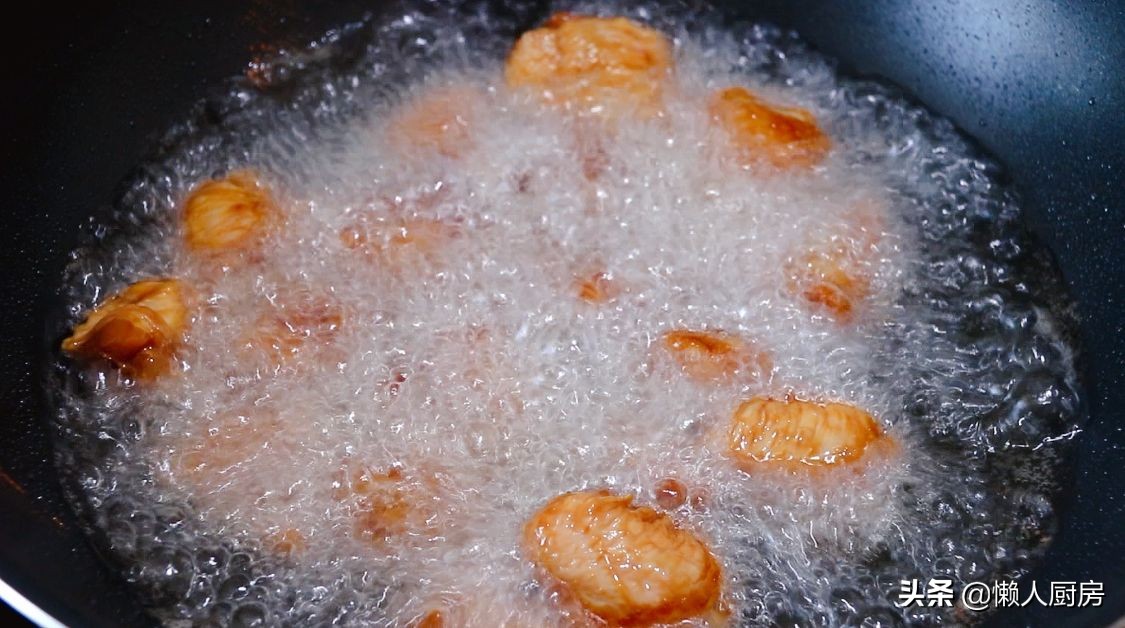 鸡翅不用加水，放入砂锅焗，淋上一点白酒去腥增香
