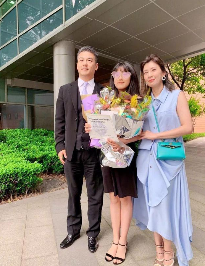 梧桐妹晒照为贾静雯庆生，母女情深似姐妹，15岁继承妈妈高颜值