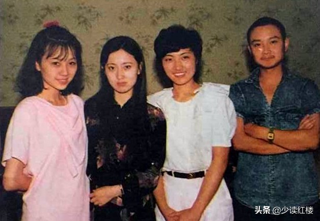 陳曉旭與身邊朋友罕見合影，脫下戲裝的她，人群中依然驚艷