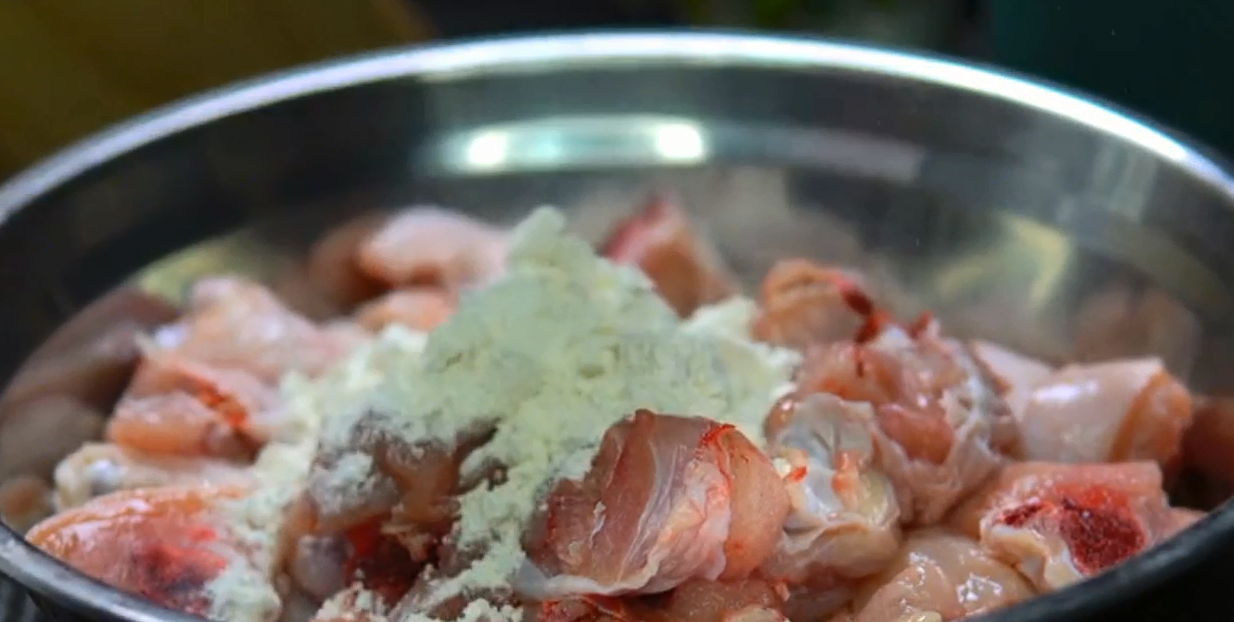 蔥油燜雞懶人做法：不放一滴水，出鍋嫩滑爽口，蔥香味十足