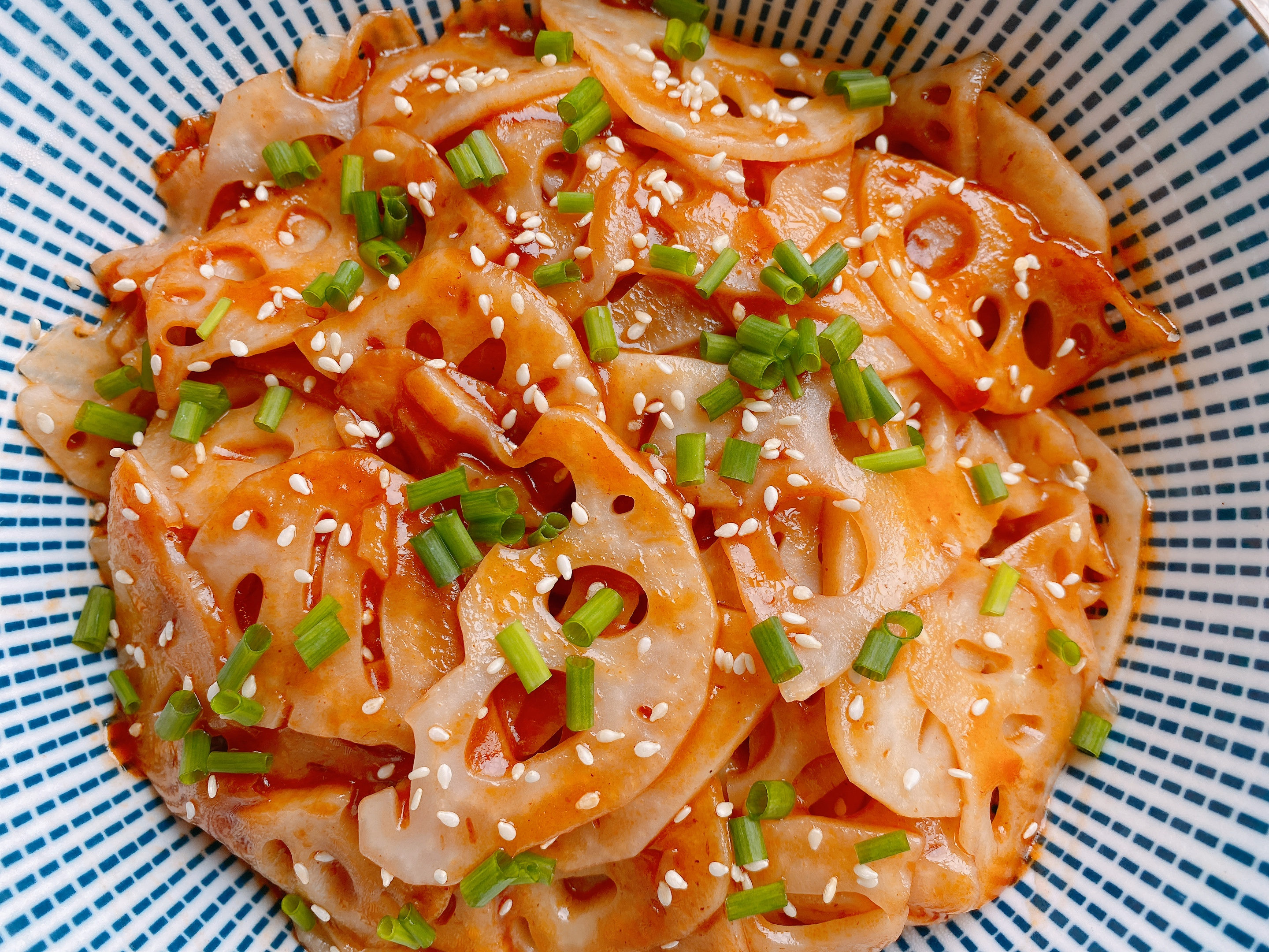 夏季开胃菜糖醋藕，掌握3个重点，色泽红亮不发黑，口感脆嫩酸甜