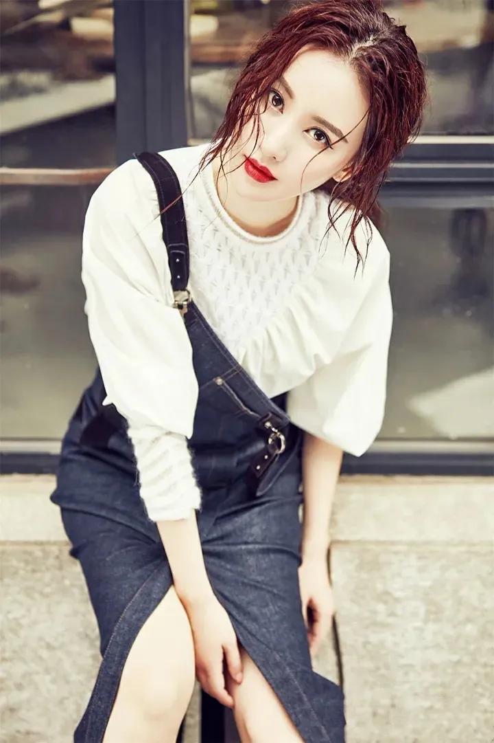 张萌大胆剃光头，出席活动勒断肋骨！她对自己