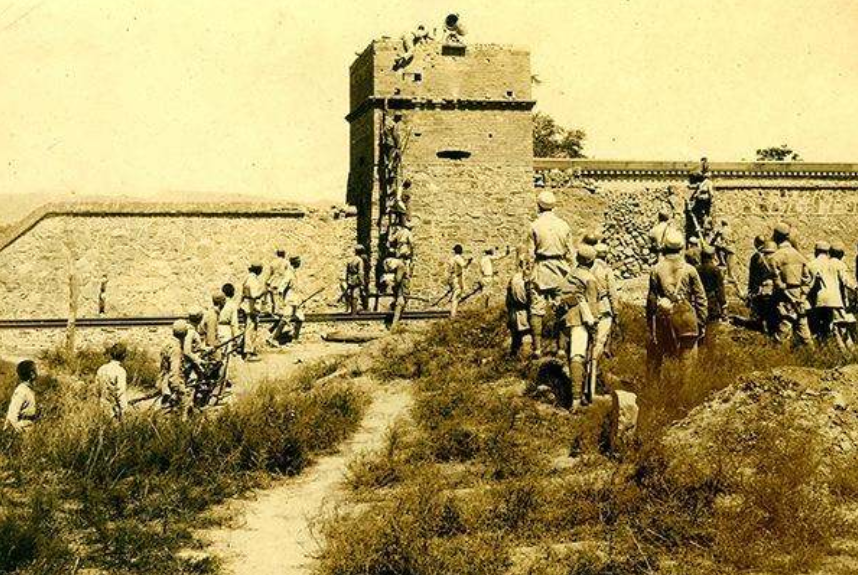 电视里的日军炮楼都装有探照灯，旧中国那么穷