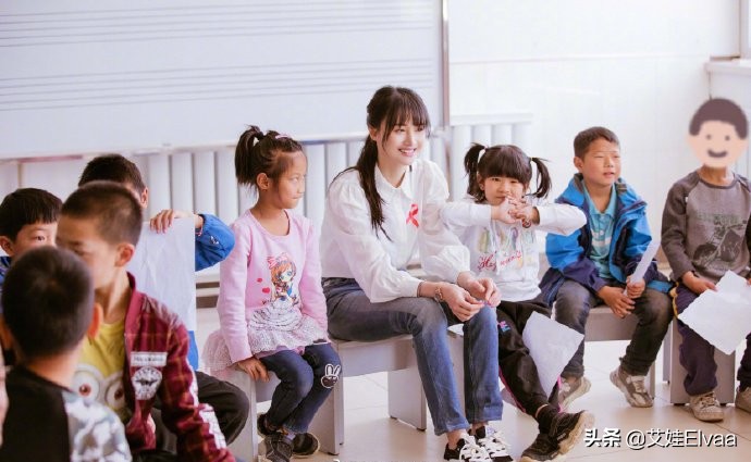 郑爽太心机，穿吊带裙还配内衣外穿秀马蜂腰，