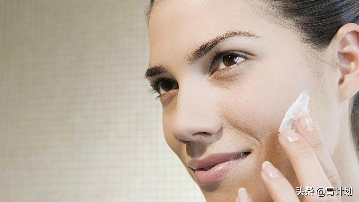 When putting on makeup, who should apply BB cream or sunscreen first