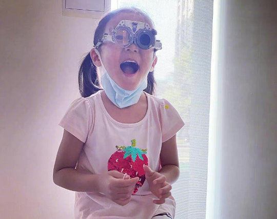 賈靜雯曝女兒患先天眼疾，5歲戴600度眼鏡，險錯過黃金治療期