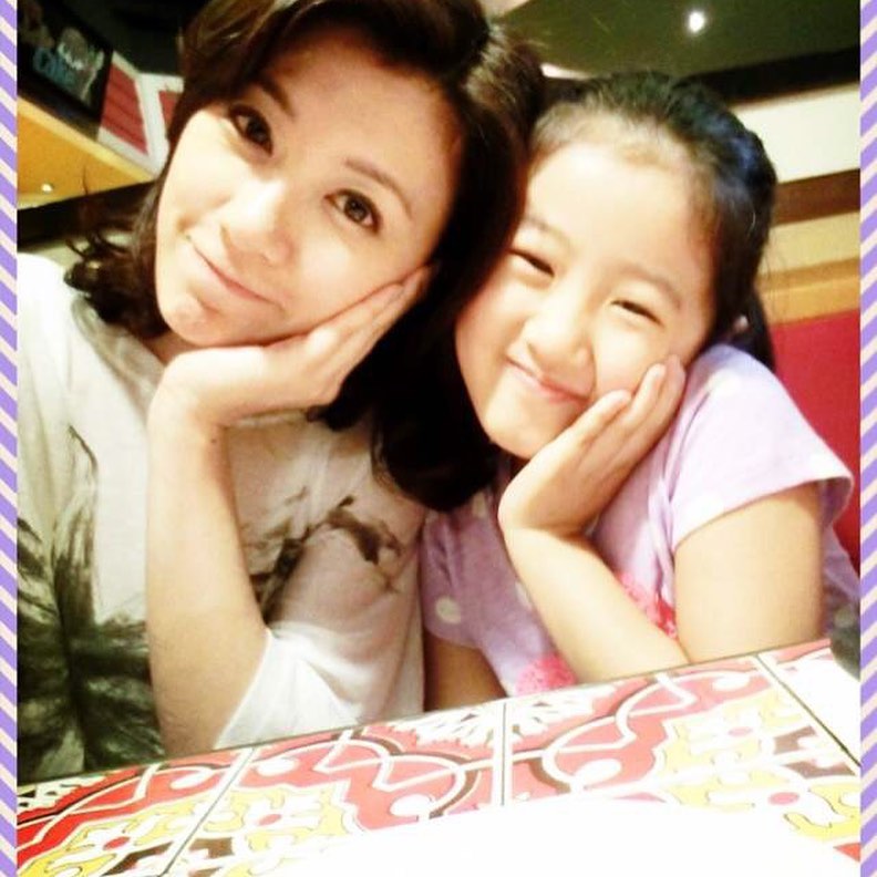 賈靜雯因疫情反彈在家享天倫之樂，給3個女兒扎同款髮型溫情滿滿