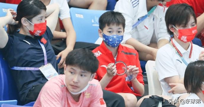 用9000元手机，全红婵飘了？真相曝光，红姐把“豪礼”送给闺蜜