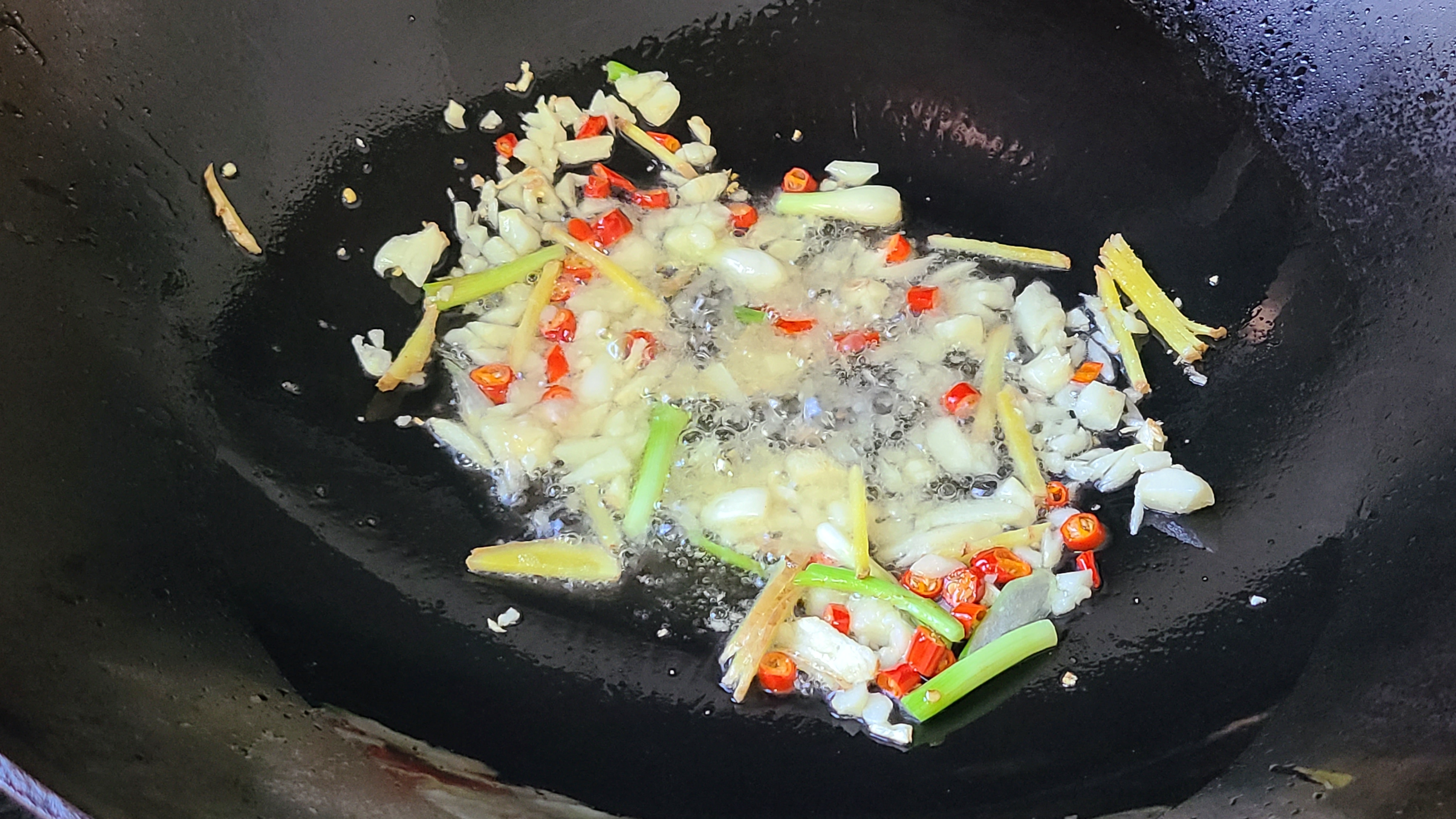 蒜蓉螃蟹的家常做法，很好吃的一道美食，简单美味，想吃就做