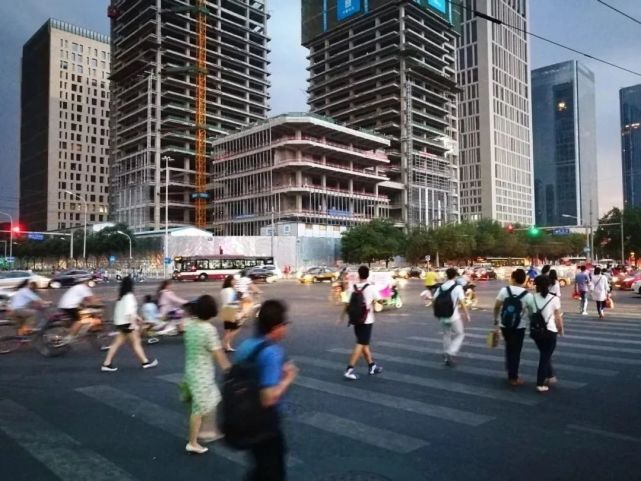 「马克•思」从烟草公司高工资和拼多多员工跳楼看当今社会矛盾