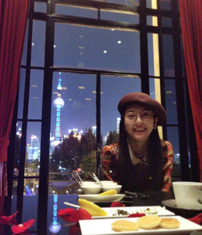 唐嫣晒近照庆与罗晋结婚两周年，戴贝雷帽对镜甜笑，恩爱惹人慕