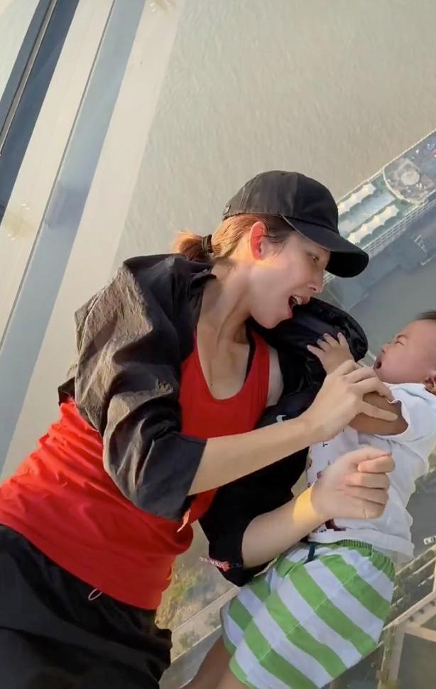 太甜蜜！蔡少芬张晋游重庆长江索道，被人群包围依旧镇定拥抱合影