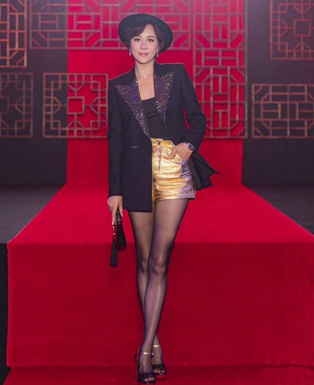 50多岁刘嘉玲成丝袜精，穿黑西装配黑丝袜，气质