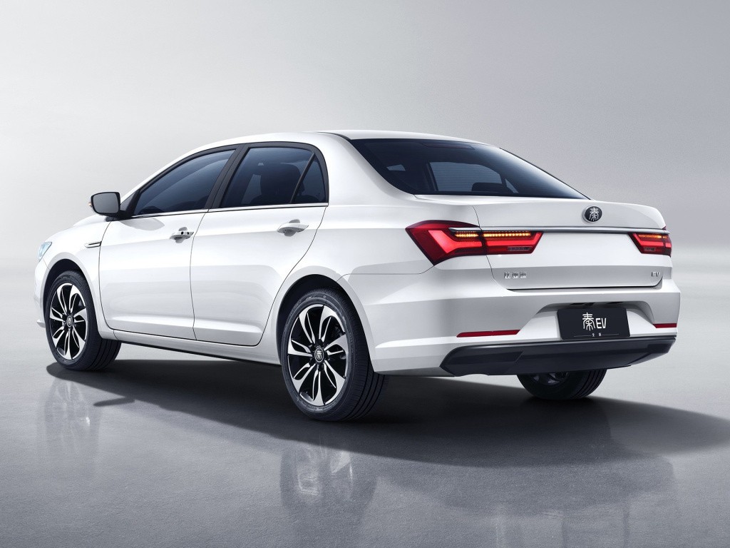 试驾比亚迪秦ev高性价比紧凑型电动车靠谱之选