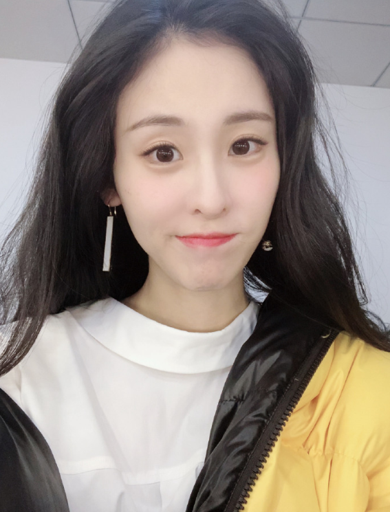 碧晨|华晨宇张碧晨抱女儿合影曝光！小公主取名华迎晨 一家三口同框甜蜜气息溢于言表