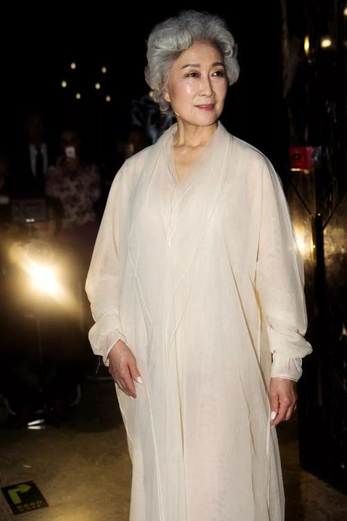 68岁奶奶穿“JK制服”狂吸粉，背影年轻被叫姐姐