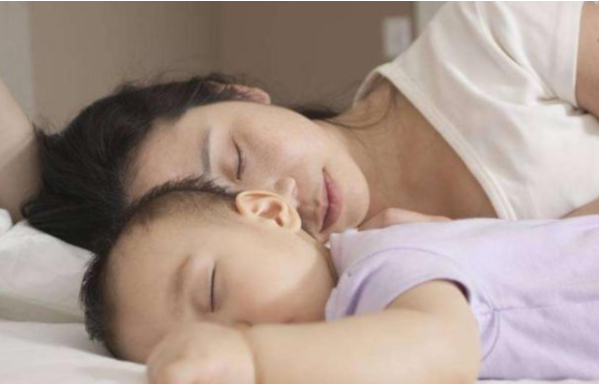 寶寶熟睡後總“滿床翻滾”？ 不是孩子活潑，或許是帶娃方式不恰當